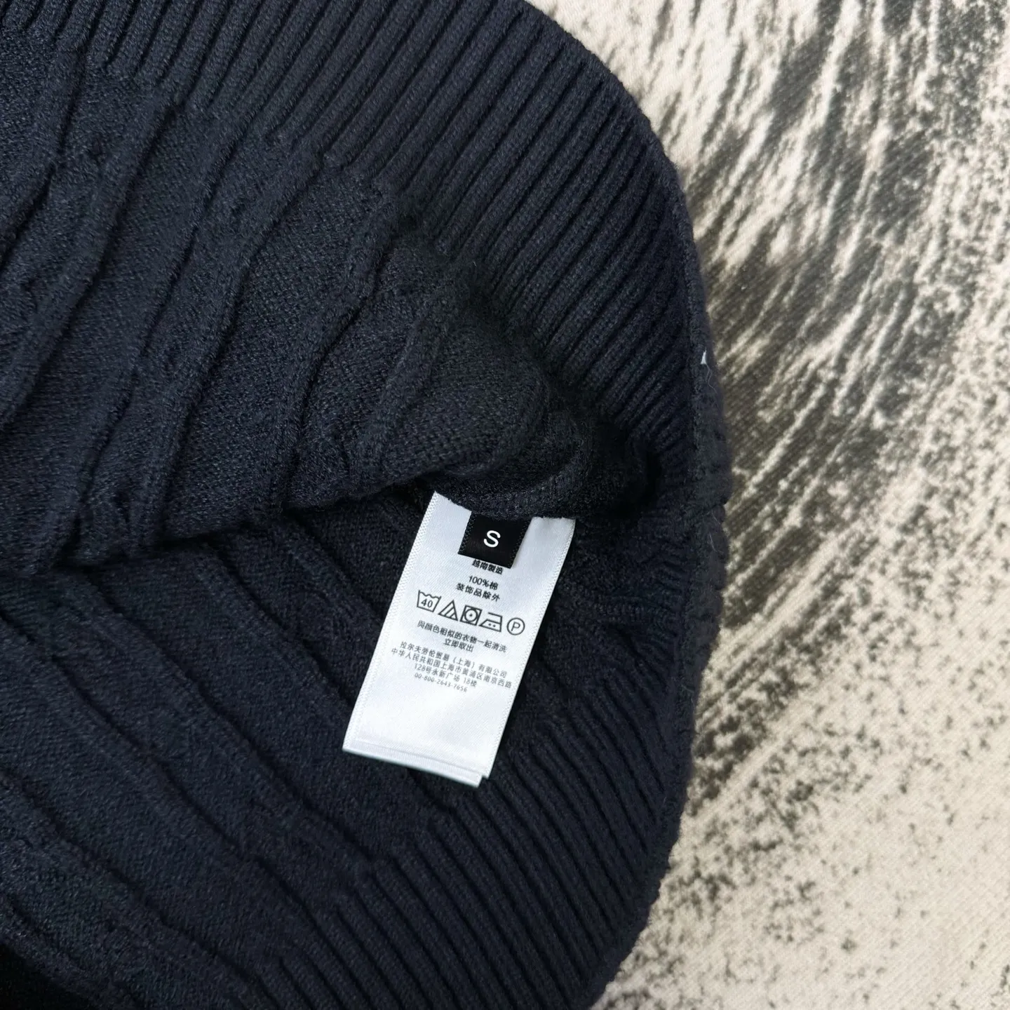 P230 Ralph Lauren half-zip embroidered wool knitted sweater with small logo on the chest, the same style at palph Lauren counters. Made of heavy wool knitted fabric. Old money design. Girls look cute on the upper body and boys show off their figure. Very textured on the handle. Three-dimensional and atmospheric. Versatile product for autumn and winter. Simple and elegant. Uses os version. The upper body effect is great. Suitable for all body types. Soft and comfortable. Machine washable. Does not fade or deform. Customized zipper hardware. Complete accessories. The chest is embroidered with pickaxes and little figures. It is full of classic evergreen styles. Restored zp 2:1. Same style for men and women. Versatile. Size s m l xl. Color black gray.